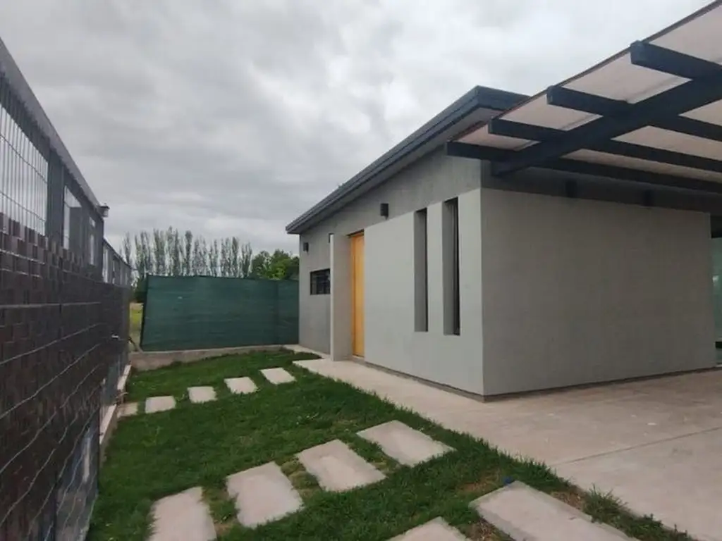 CASA EN VENTA CON PILETA VISTALBA LUJAN DE CUYO