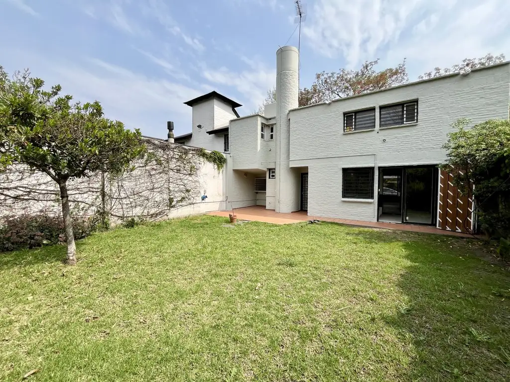 HERMOSA CASA CON JARDIN EN LA HORQUETA, SAN ISIDRO, A PASOS DE LA AU. PANAMERICANA.