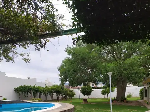 CASA CON  PILETA, EN EL CENTRO DE VILLA DOLORES