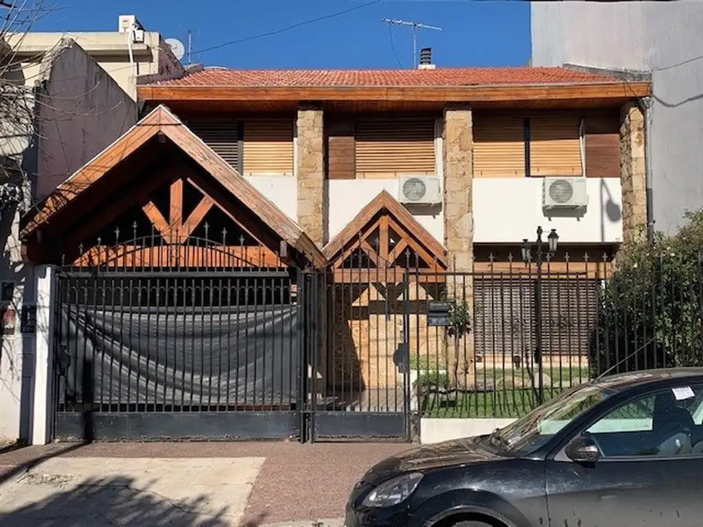 VENTA DE CHALET 4 AMB.EN EXCELENTE UBICACIÓN