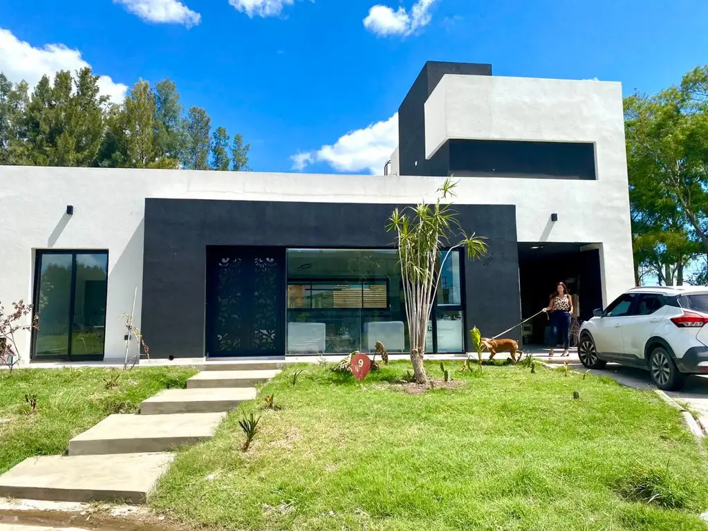 Casa en venta en Lares de Canning, acepta criptomonedas, a estrenar con piscina