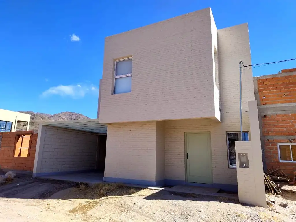 Hermosa casa, nueva, iluminada. Un contexto bello, junto a la tranquilidad de Cachi.