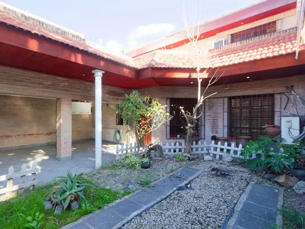 CASA VENTA 5 AMBIENTES VERSALLES PATIO LOTE PROPIO