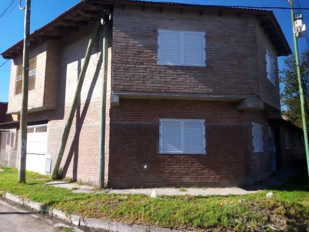 Casa en venta - 3 dormitorios 2 baños - 210mts2 - Villa Elvira