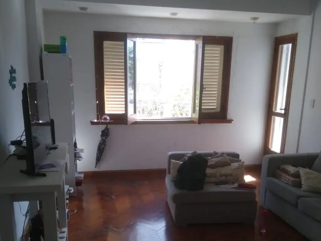 DEPARTAMENTO EN MUY BUEN ESTADO, SEGUNDO PISO POR ESCALERA