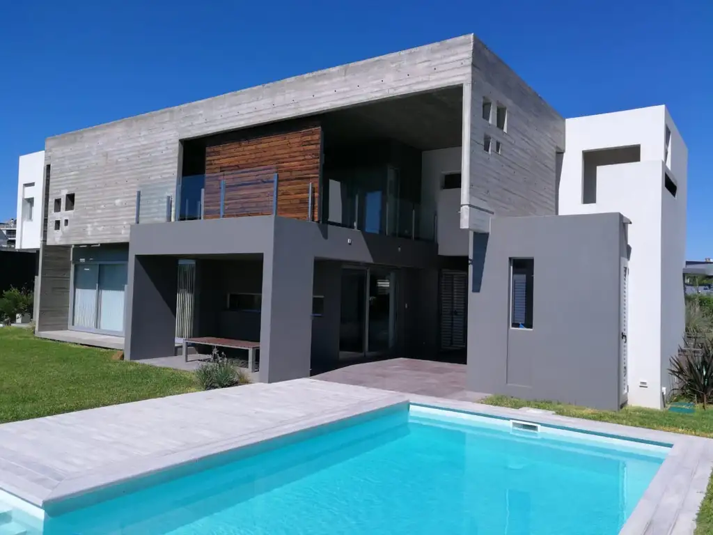 MAGNIFICA CASA CON PISCINA EN BARRIO NUEVO QUILMES.