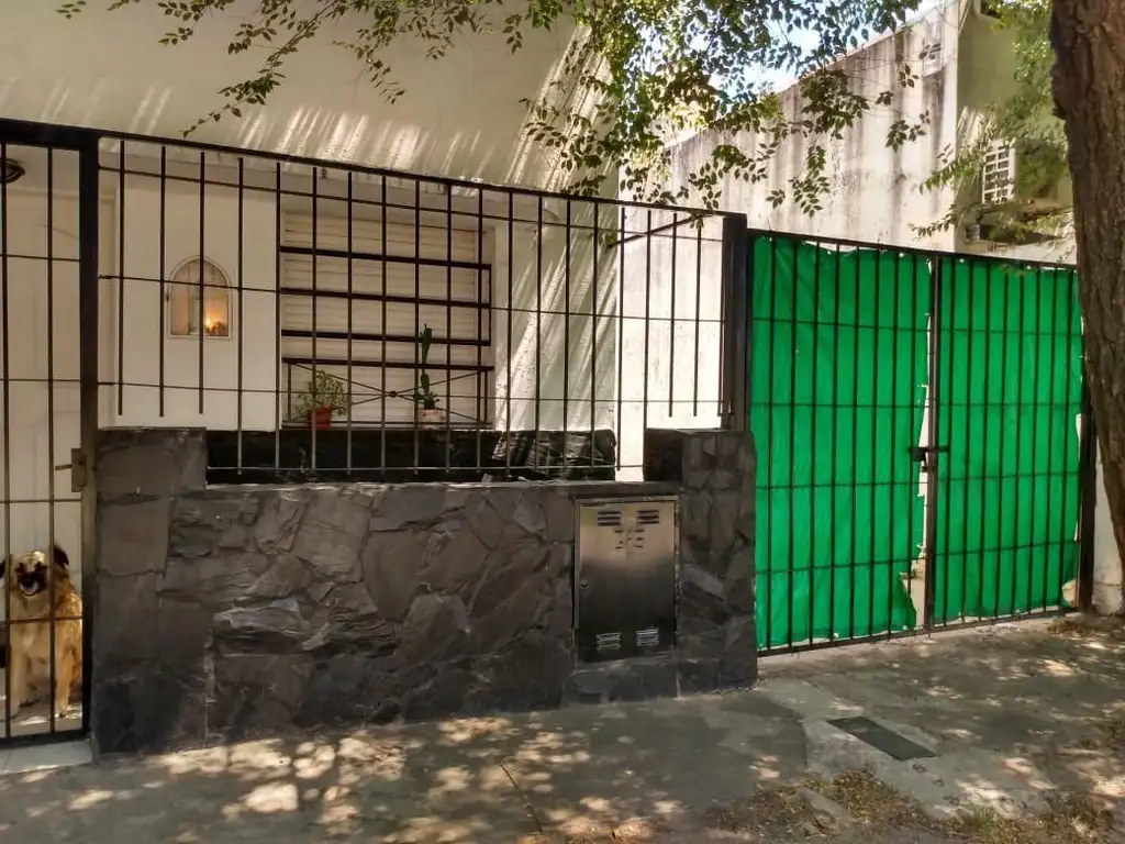 Casa en venta de 2 dormitorios en 35 bis entre 124 y 125  Ensenada. Permuta