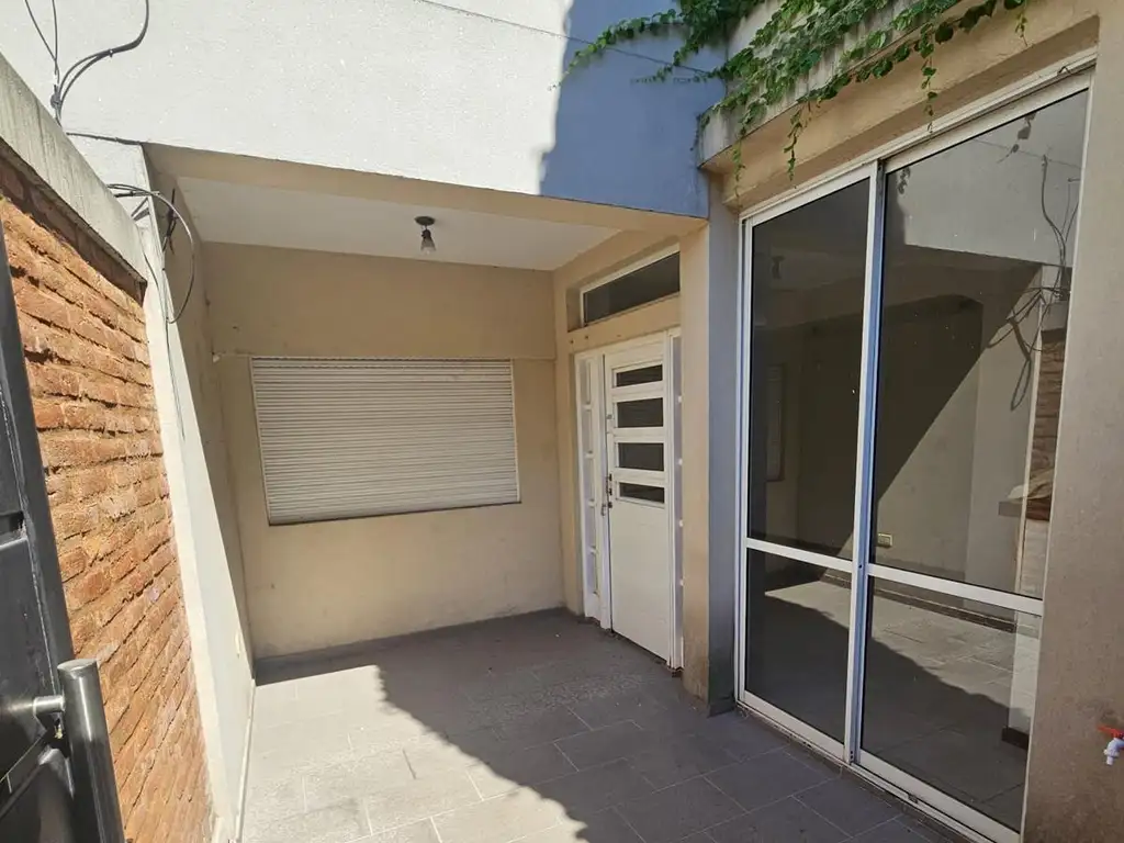 Jose Ingenieros  al 1100, departamento 1 dormitorio de pasillo P/B con patio exclusivonto en