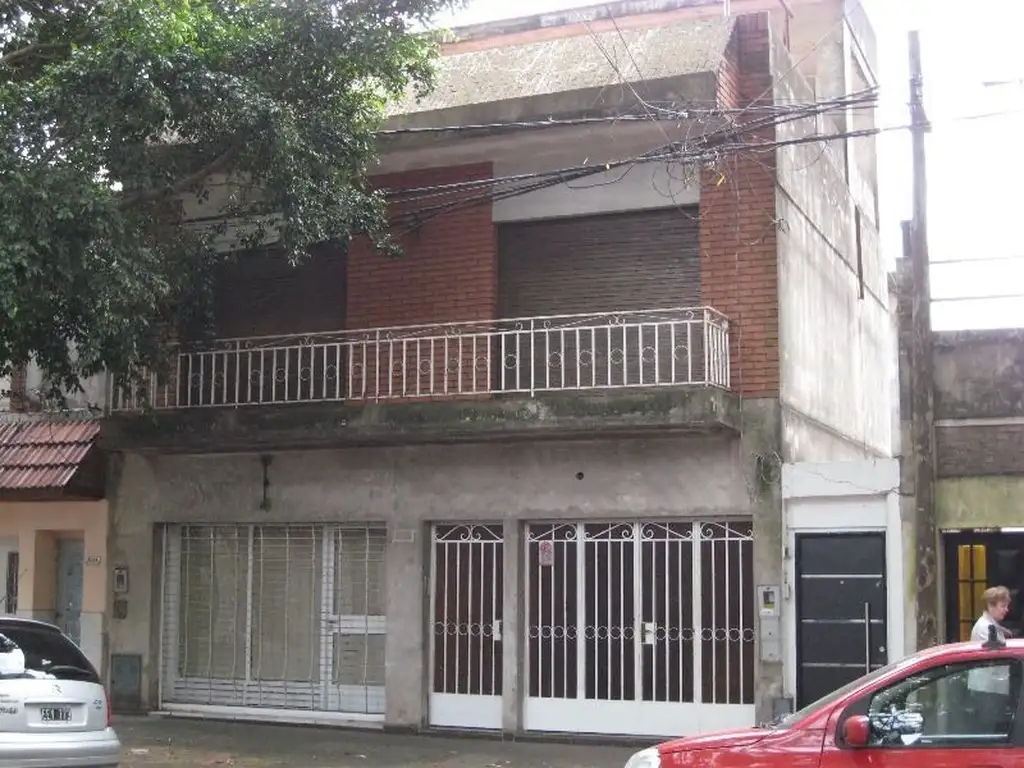 Casa con Local y Cochera en zona comercial. Aceptan permuta.