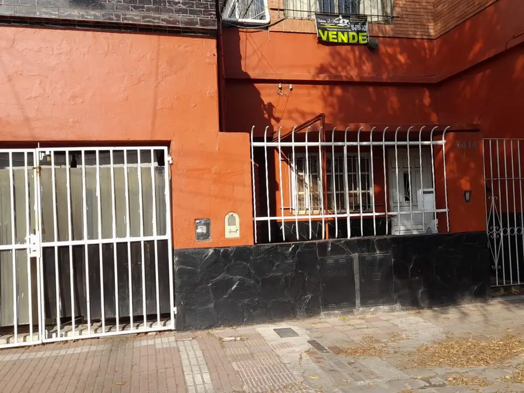 Venta PH de 3 ambientes con cochera en Lanús Este.