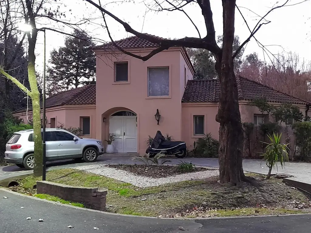 Casa en  venta en barrio cerrado Los Berros