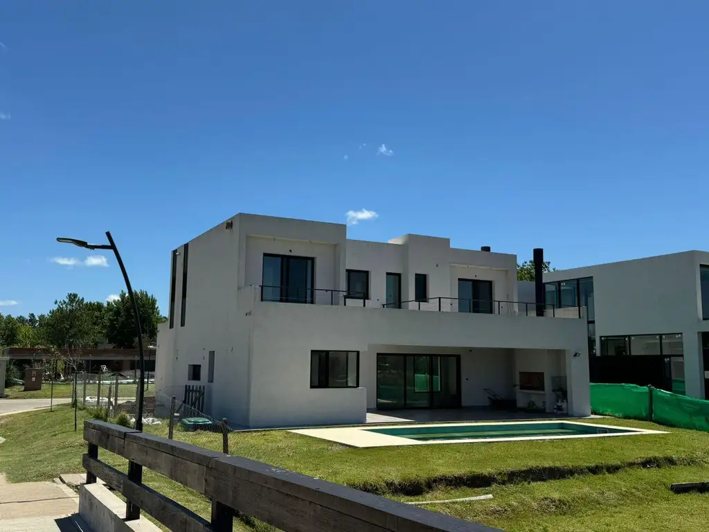 Casa en Venta - 4 AMB en Laguna Grande