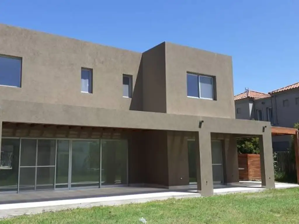 Venta impecable casa en el Barrio Cerrado Barbarita