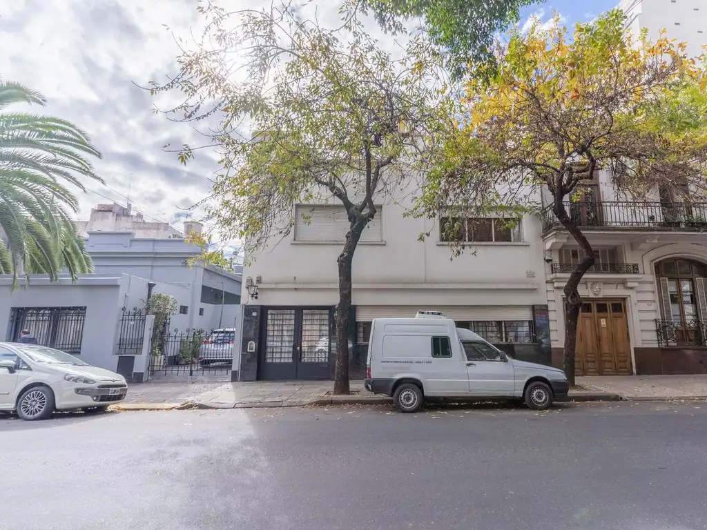 Casa en  Caballito con jardín, terraza y cochera.