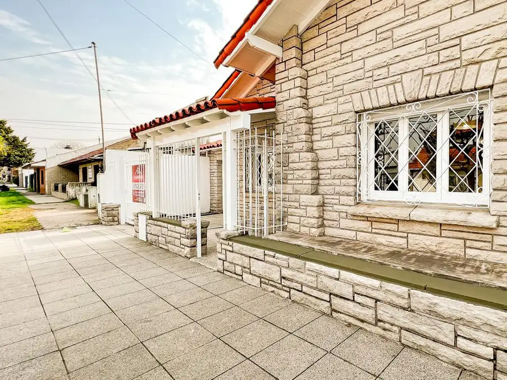 Venta Casa 50 años 2 dormitorios, 1 cochera, 110m2, Brandsen 4400, Mar