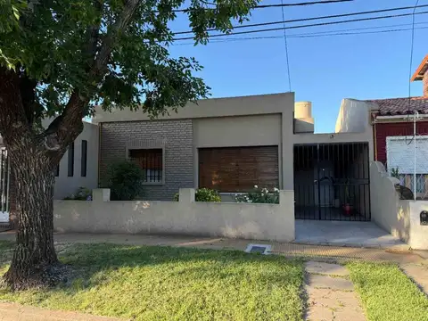 CASA EN VENTA EN PERGAMINO CON PATIO