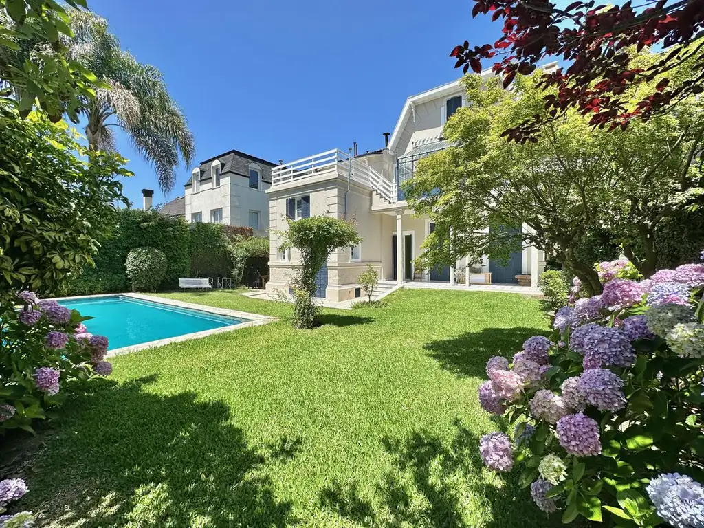 IMPECABLE CASA ANTIGUA CON TODAS LAS COMODIDADES, JARDIN Y PISCINA EN MARTINEZ.