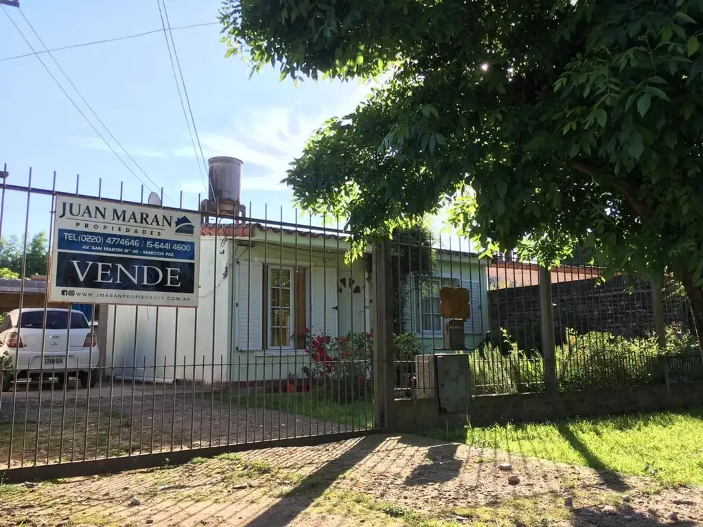 Casa con jardin amplio en Marcos Paz