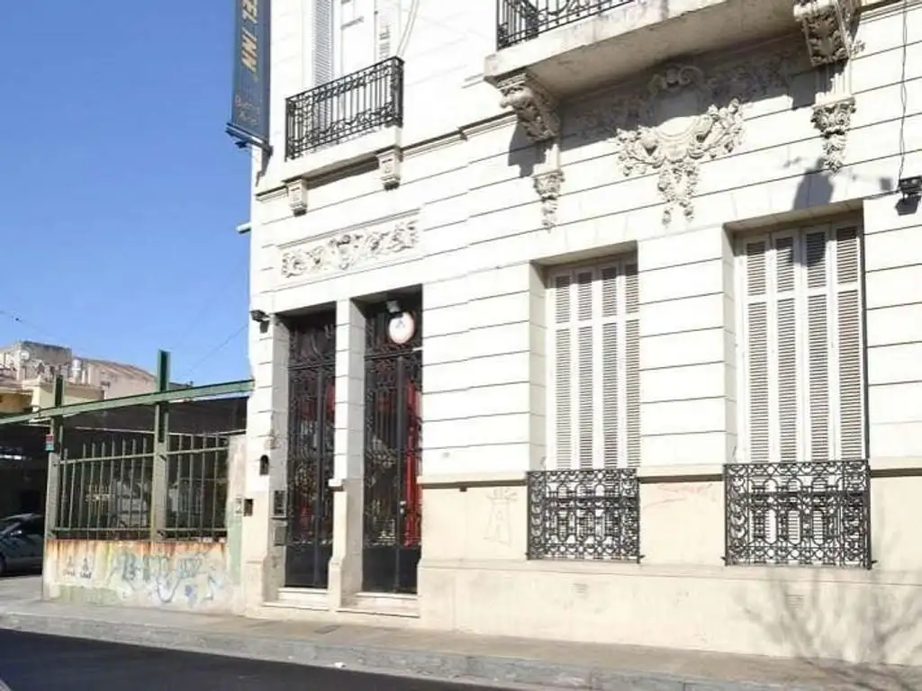 Edificio de 3 Plantas de Estilo Francés