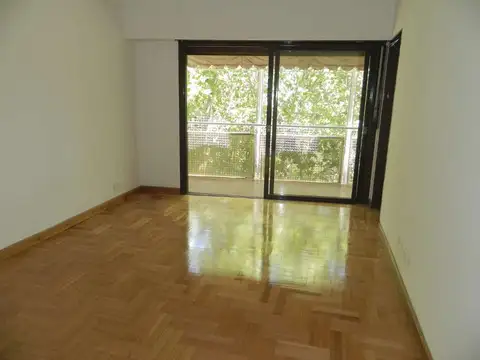 Departamento de 3 ambientes al frente con balcón + espacio guardacoche