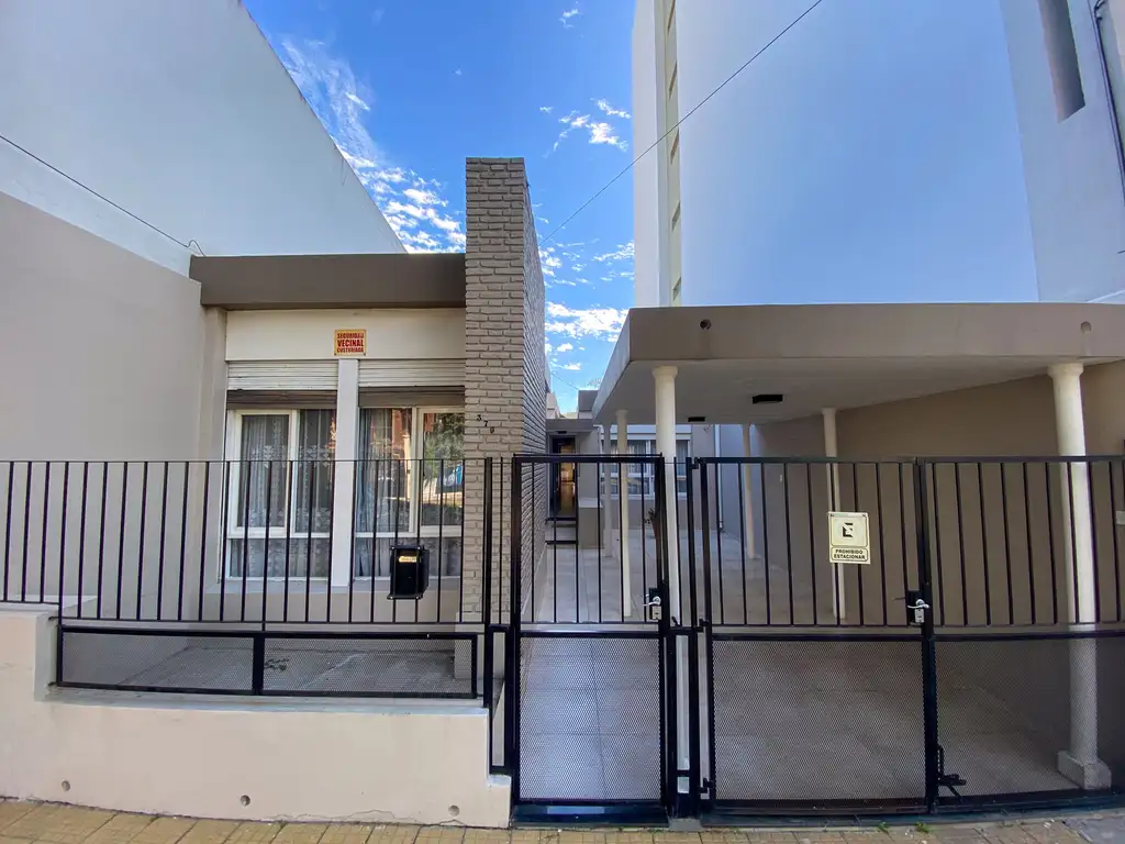 Casa en Venta en La Plata [Cod: -2527]