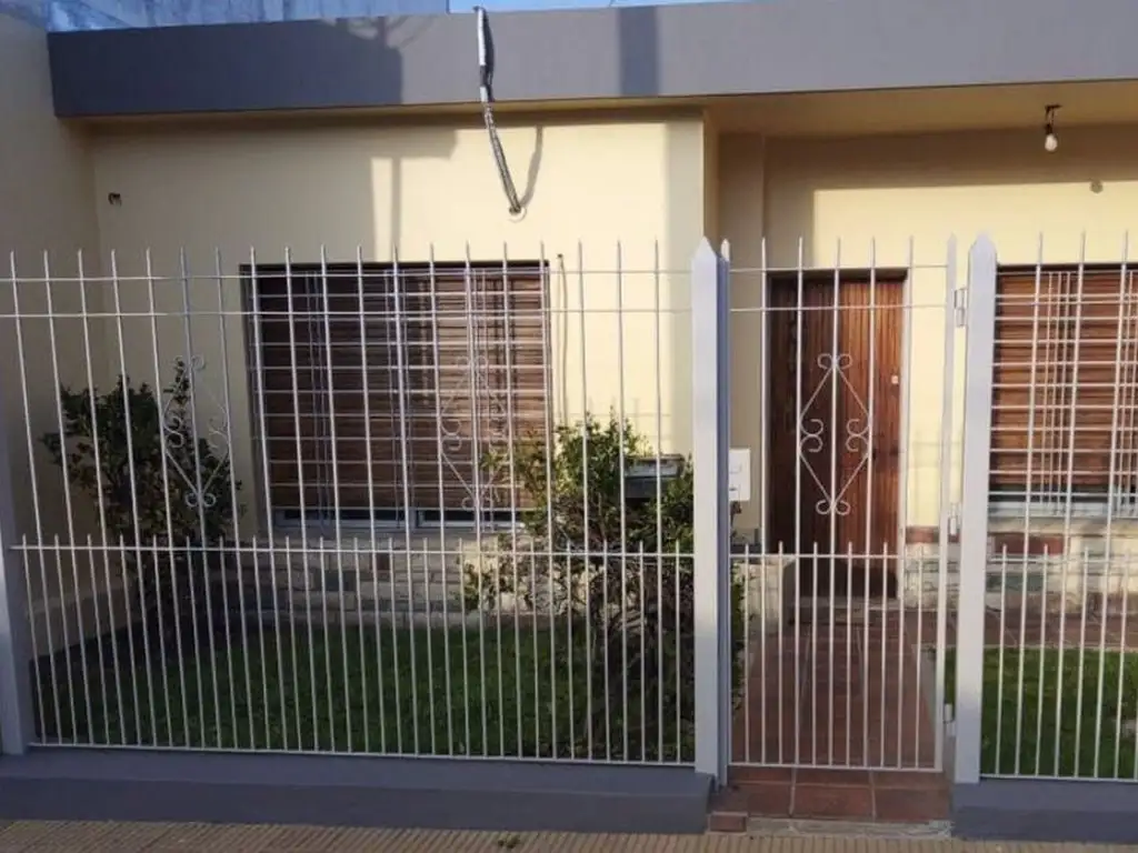 CASA 4 AMBIENTES EN VENTA EN ITUZAINGO CON PILETA