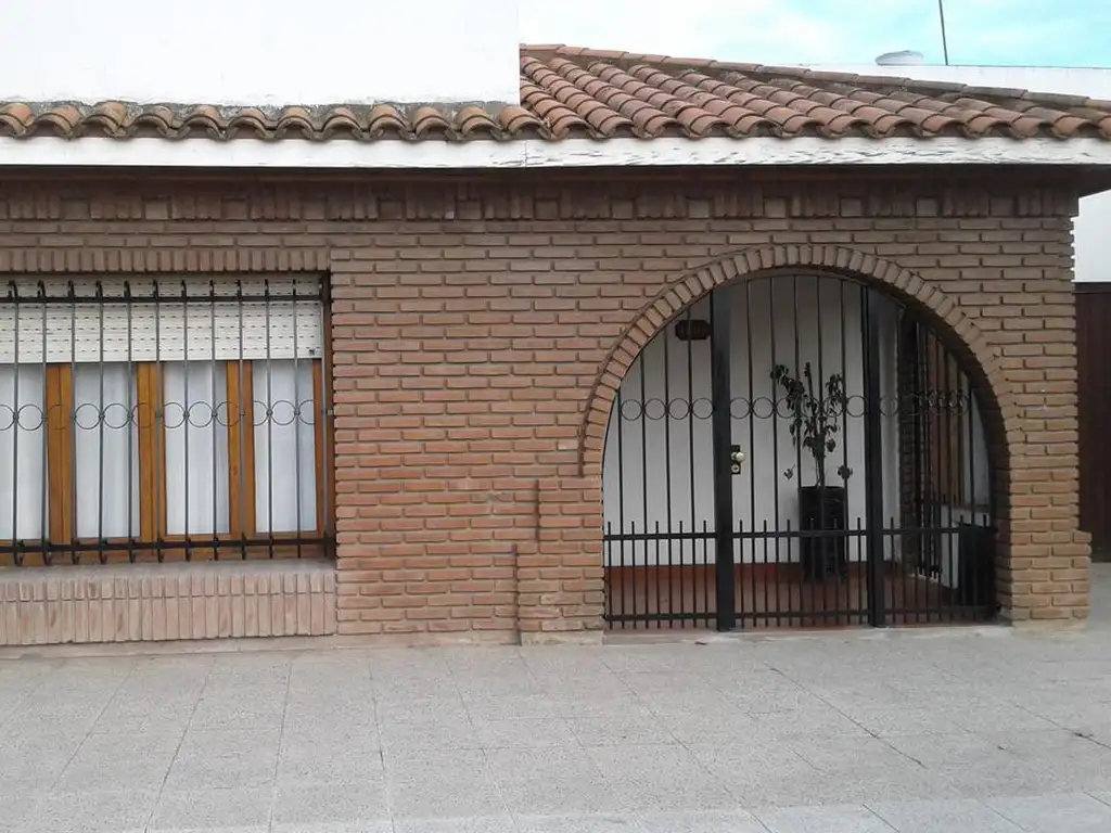 Casa en venta - 3 dormitorios 3 baños - 100mts2 - Necochea