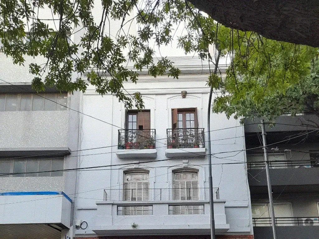 DEPARTAMENTO ANTIGUO  3 AMBIENTES AL FRENTE CON RENTA