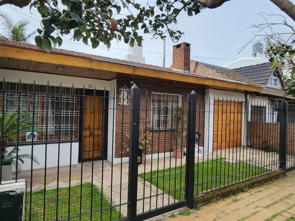 Venta casa 3 ambientes con patio y cochera pasante