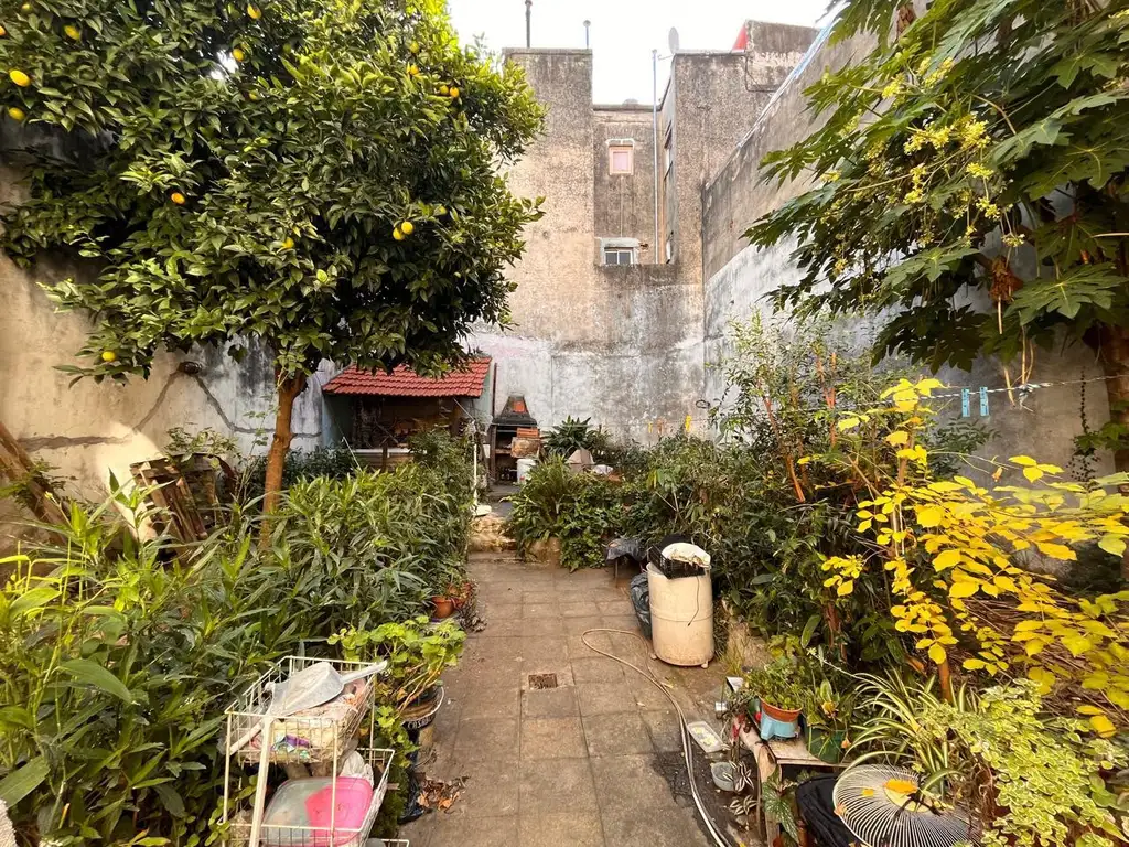 Único depto con gran jardín propio. PB de 2 ambientes. Fondo libre.