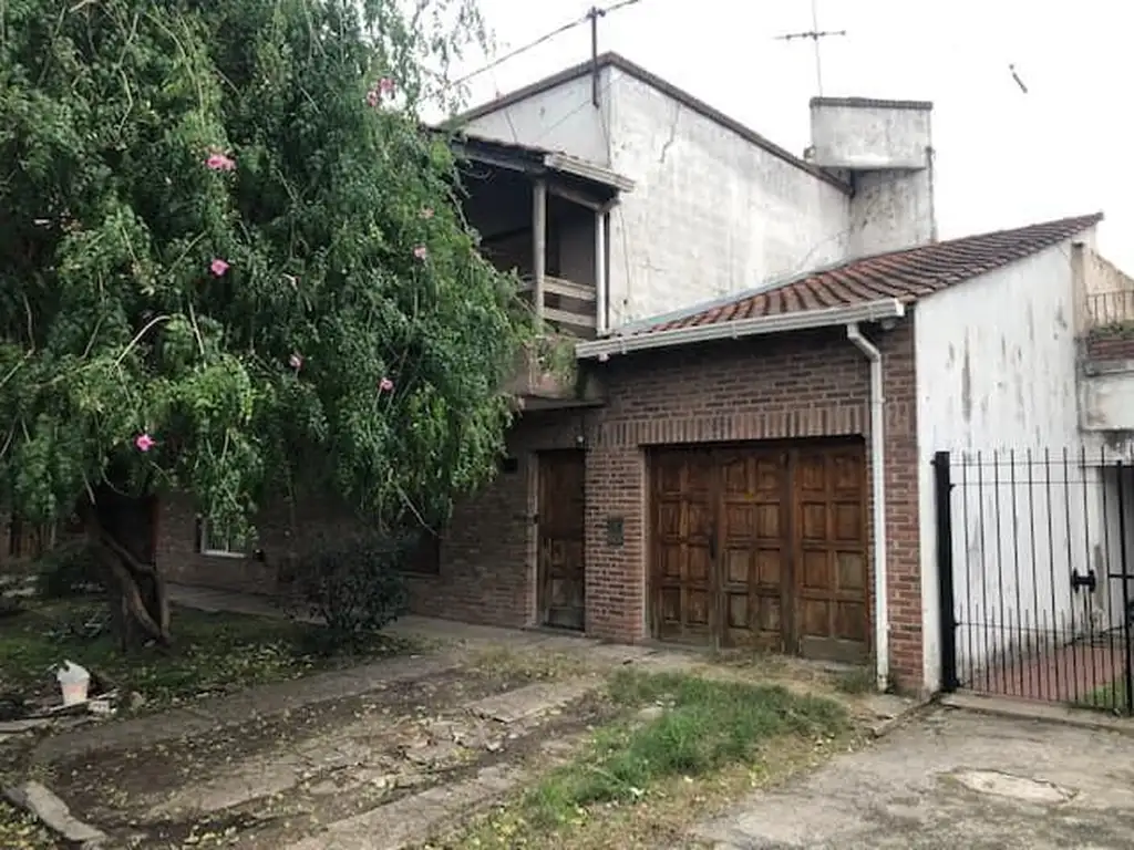 Casa en venta- 2 dormitorios 2 baños 1 cochera - 120mts2 - La Plata