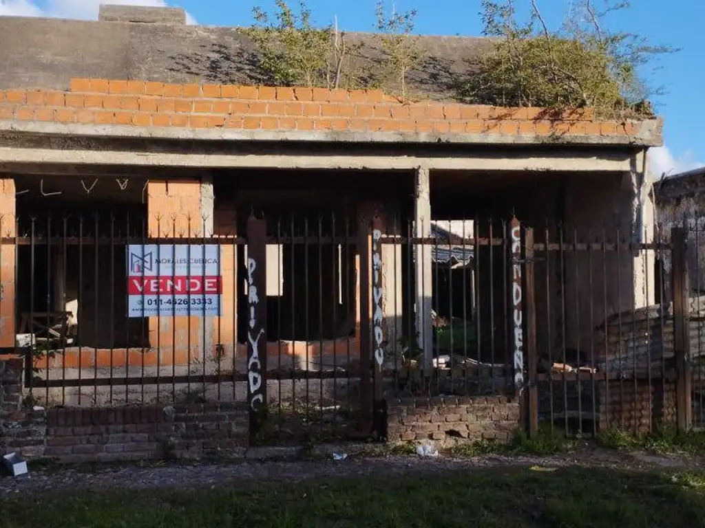 terreno con casa en construcción cercano al centro