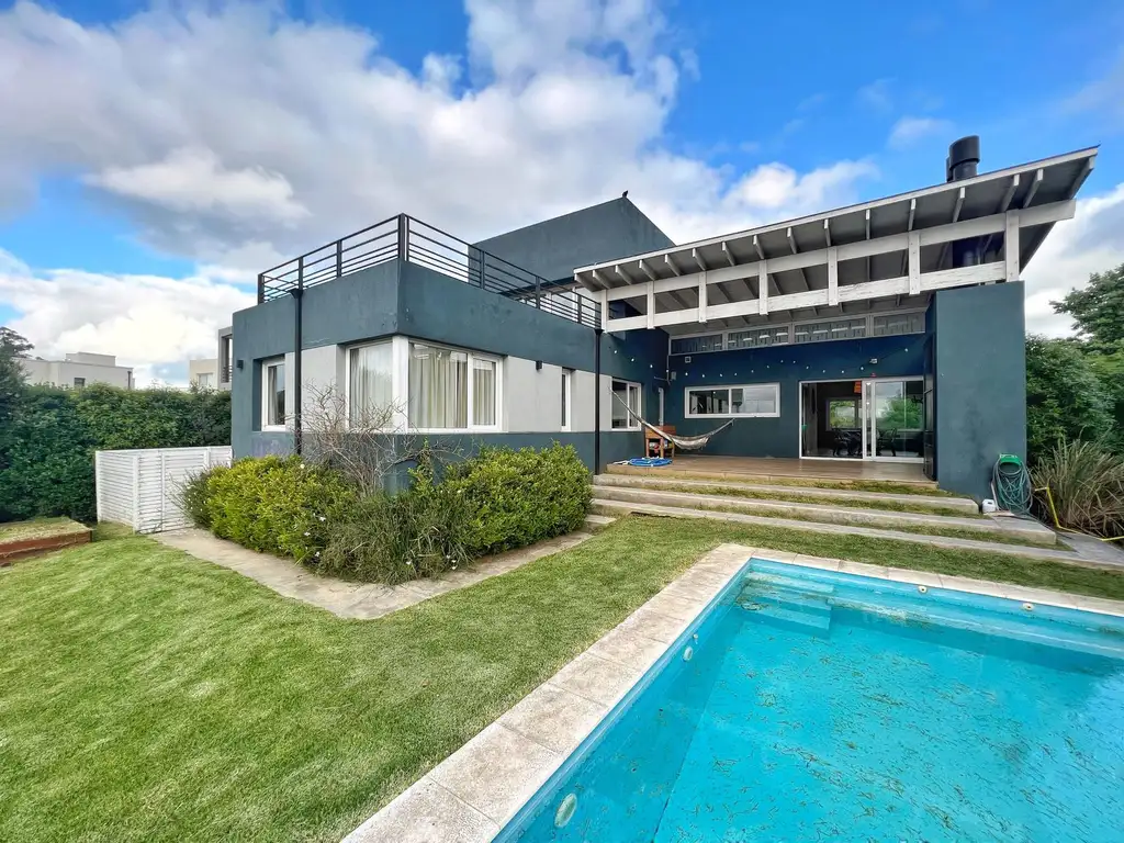 Casa con piscina en barrio privado Arenas del Sur