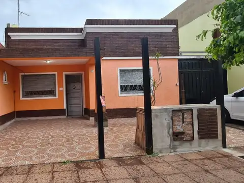 EN VENTA EN EL PALOMAR, CASA AL FRENTE CON COCHERA; LIVING COMEDOR; COCINA COMEDOR - FICHA 8413