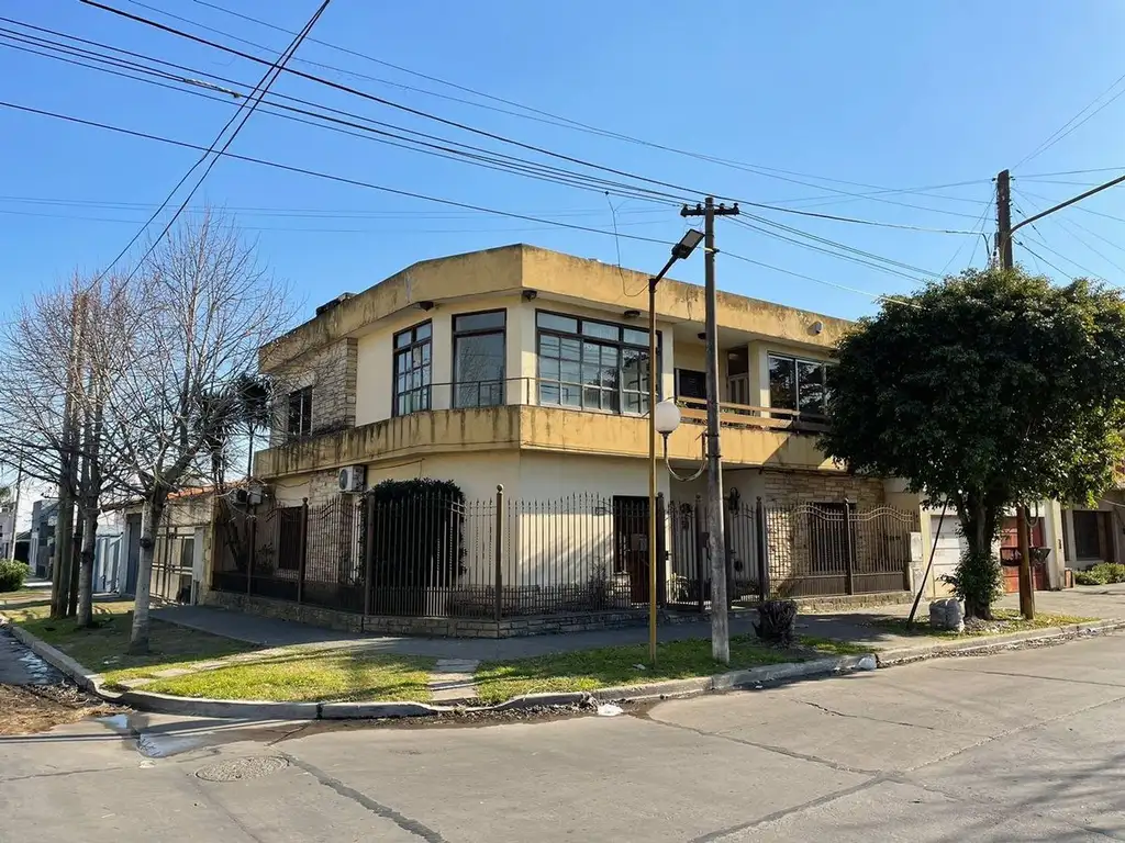 PH TIPO CASA VENTA 5 AMBIENTES C/COCHERA QUILMES