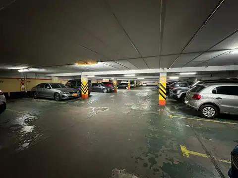 Depósito en Wilde Centro - Actual estacionamiento. 2500 m2. Pisos de hormigon H30.