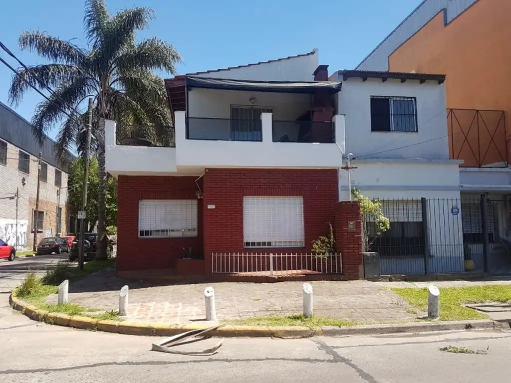 Excelente P.H.Venta en Block. En Planta Baja: Impecable tres ambientes con amplio  living comedor, c