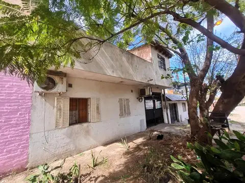 CASA PARA 2 FAMILIAS, CON FONDO Y GARAJE P/MÁS DE UN AUTO