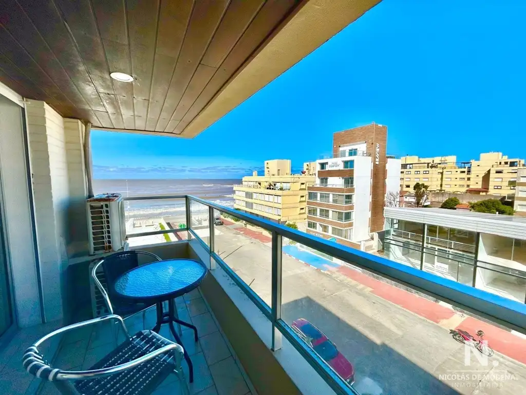 Vende apartamento con vista al mar de 2 dormitorios en Peninsula, Punta del Este.