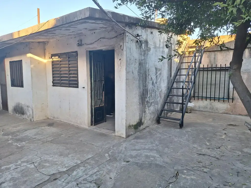 CASA INTERNA, UN DORMITORIO MAS COMODIN, DE LA SALLE AL 7000