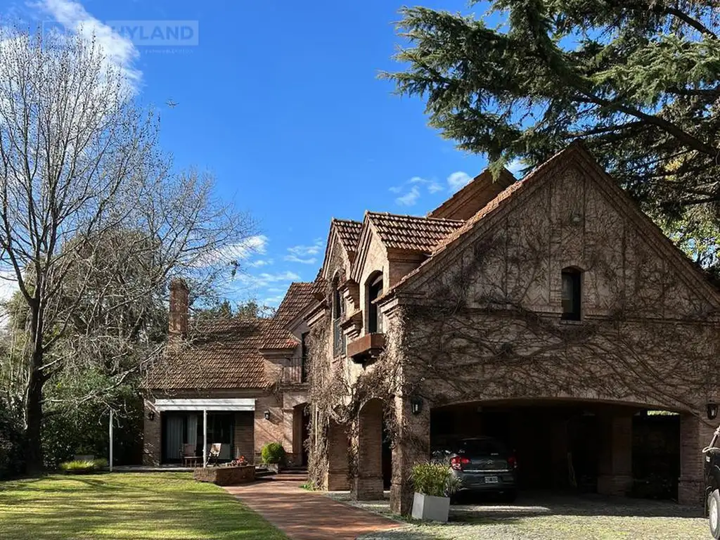 Chalet clásico de ladrillo y tejas en venta en Las Lomas-Jockey