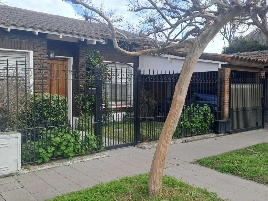 VENTA CASA 3 AMBIENTES CON JARDIN Y COCHERA