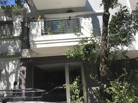 EXCELENTE DEPARTAMENTO DE  2 AMBIENTES  AL FRENTE CON  BALCON CASI  A  ESTRENAR  APTO PROFESIONAL