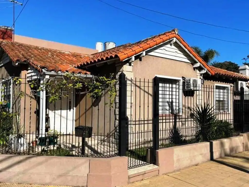 Venta de Casa 4 AMBIENTES en Castelar, Morón.