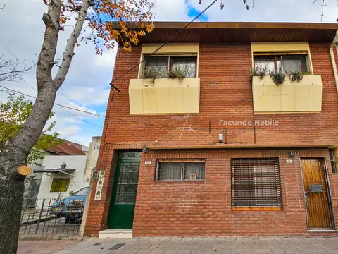 Casa IMPECABLE en 2 plantas de 4 amb. y terraza - APTA CREDITO