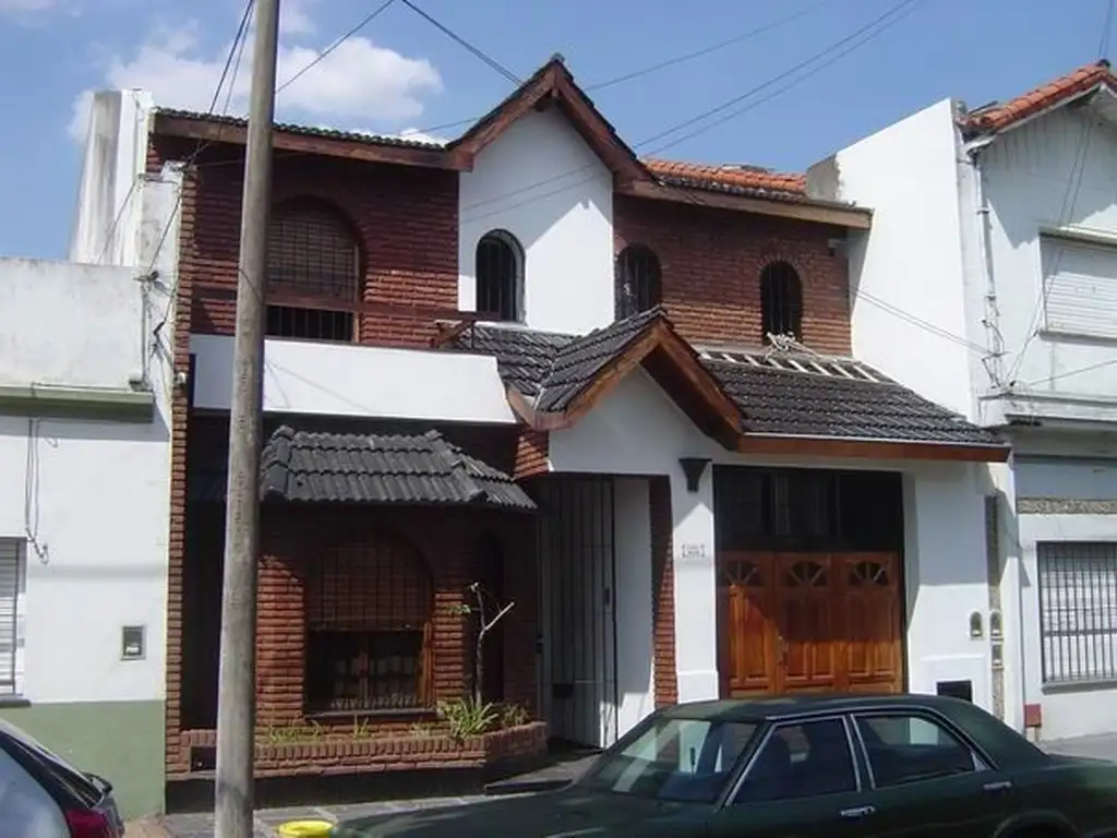 Muy lindo chalet de tres dormitorios en 2 plantas. Exc. orientación. Muy luminoso. Jardín al fondo