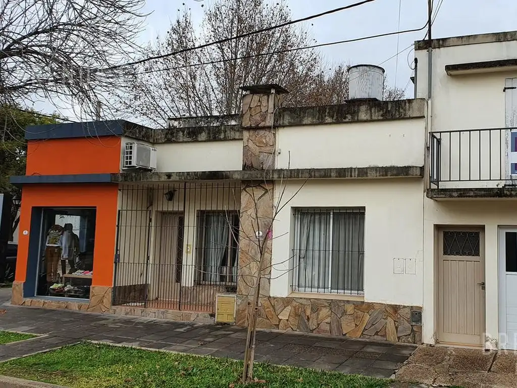 Venta en Block, Local en Esquina, Casa con Garage y Depto en Planta Alta Zona Centrica - Colon Entre