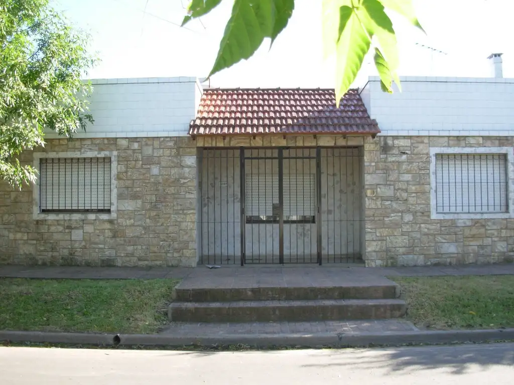 Amplia y cómoda casa, Castelar Sur, Todos los servicios. Cercana estación.