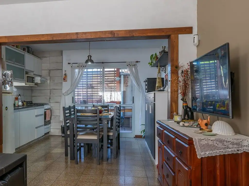 VENTA CASA EN PLANTA ALTA DE DOS DORMITORIOS