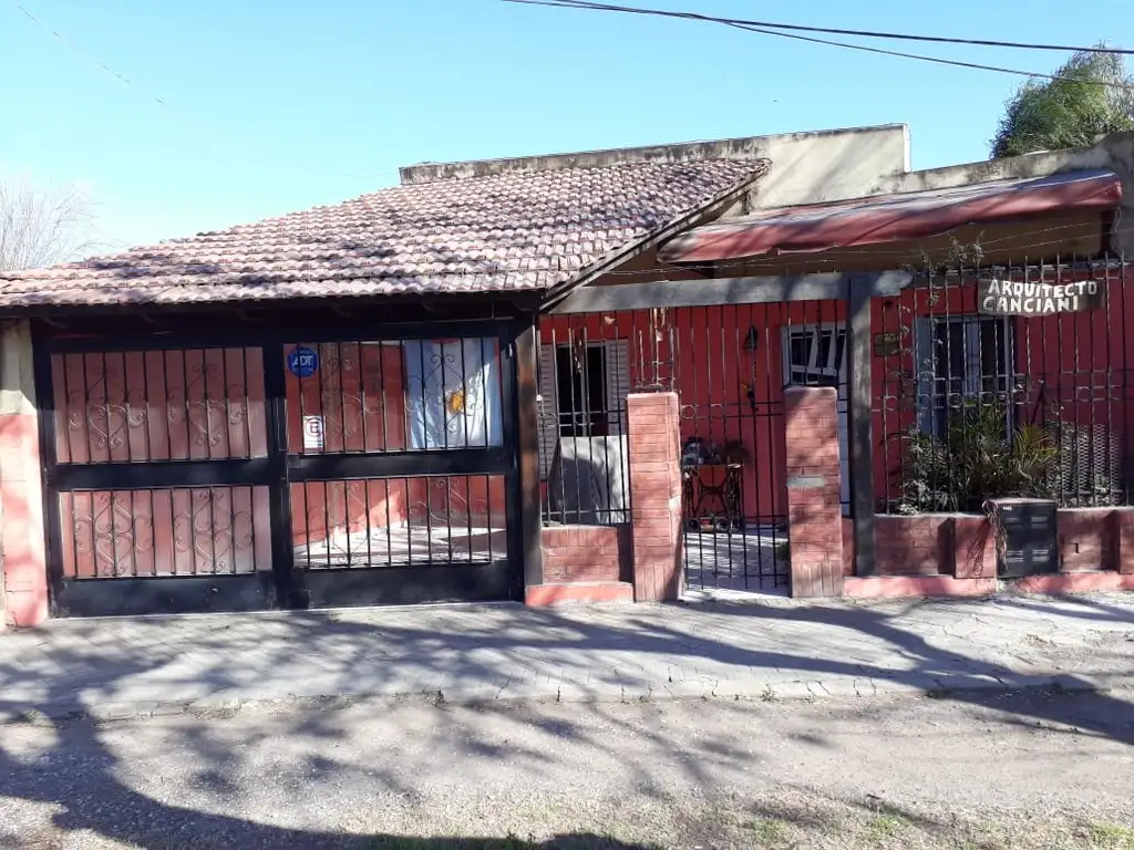 Hermosa casa sobre avenida, Fray Luis beltran